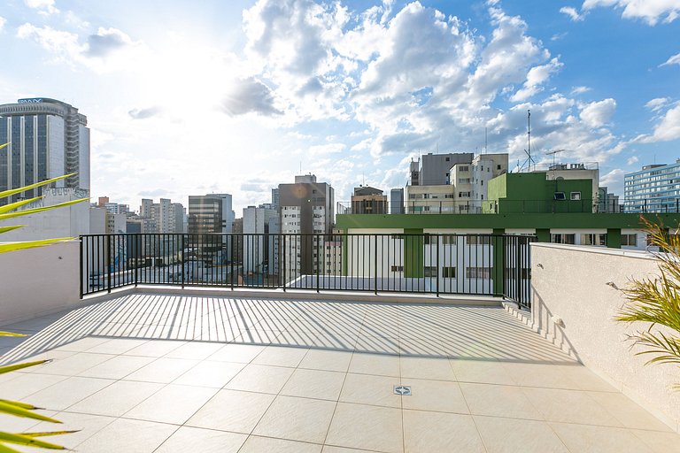 Studio espaçoso com sacada no centro