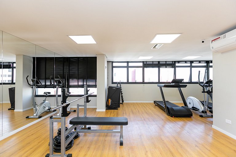 Studio espaçoso com sacada no centro