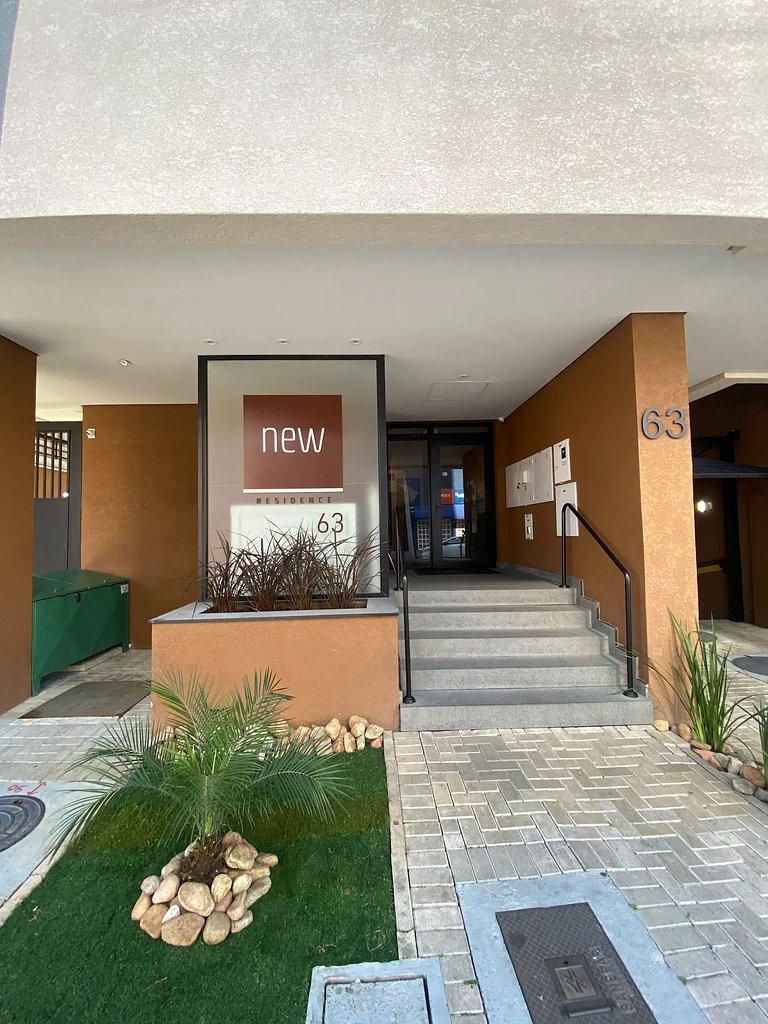 Studio com sacada no centro