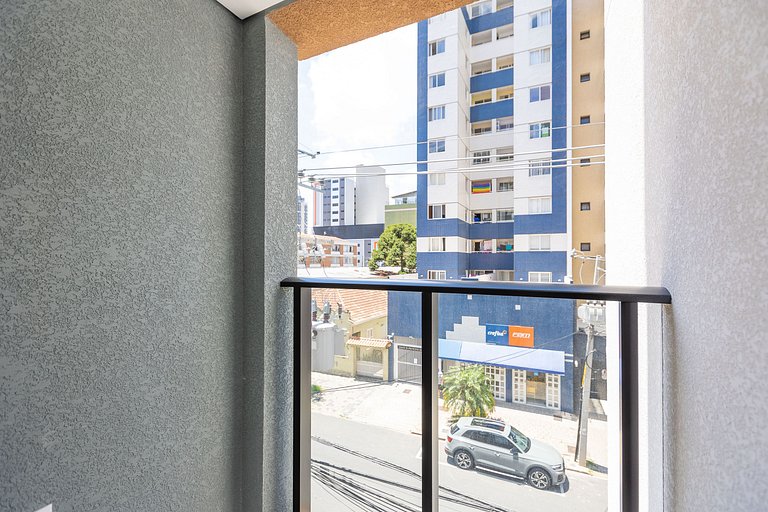 Studio espaçoso com sacada no centro