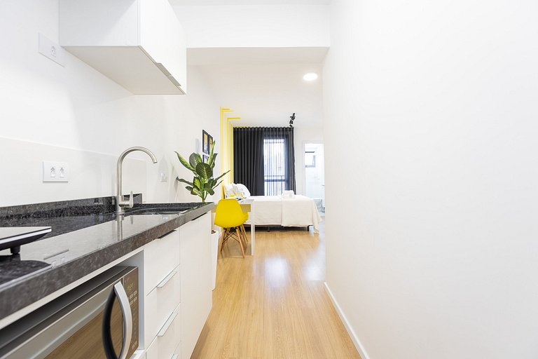 Apartamento estudio céntrico con balcón privado.