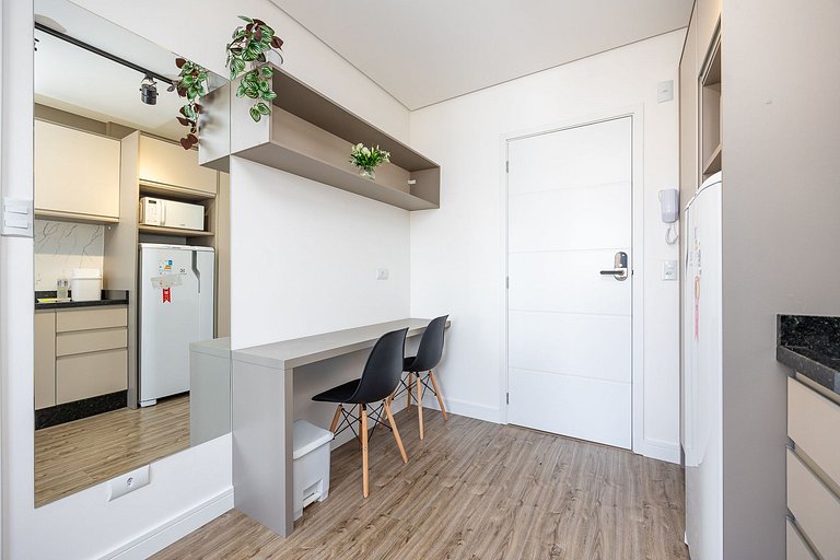 Apartamento finamente decorado no Centro de Curitiba, até 3